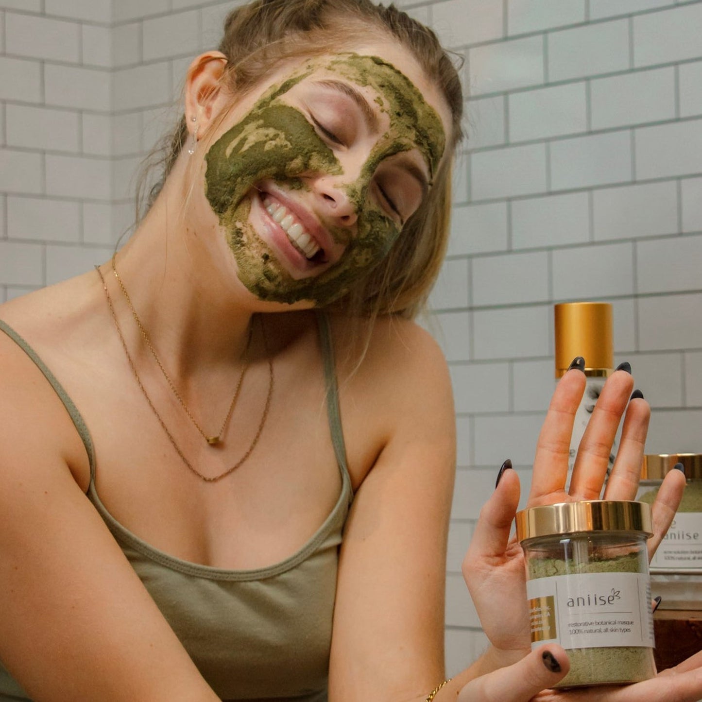 Wiederherstellende botanische Gesichtsmaske – beladen mit Vitamin C, E und B+-Kollagen