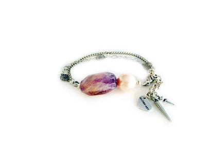 Charm bracelet with amethyst and light rose pearl.